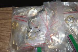 lot 3866 image: Lot of (50) Hockey Goalie Stick Keychains