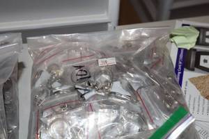 lot 3889 image: Lot of (100) White Figure Skate Keychains