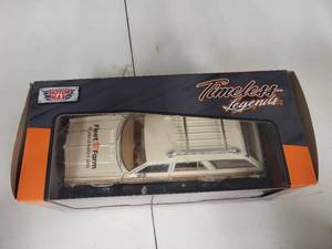 Motor Max 1979 Chrysler LeBaron Town and Country 124 Scale (Fleet Farm Edition)