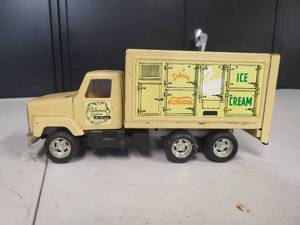 Ertl Schwans Delicious Ice Cream Delivery Box Truck
