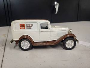 Ertl Replica Ford 1932 Delivery Van Trus Worthy Hardware Coin Bank