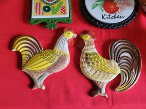 Kitchen lot 1 - Two trivets, two chicken wallhangings, 3 soup bowls