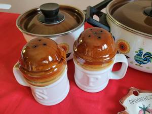 Kitchen lot - Pots & pans, two salt & pepper shakers, spoon rest