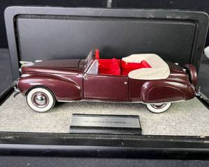 lot 18 image: 124 Die Cast Lincoln Continental On Stand NOS