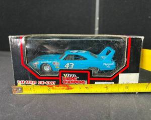 lot 4 image: 143 Die Cast #17 and #9 Stock Car Lot NOS