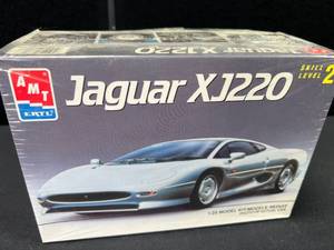 lot 96 image: AMT Jaguar XJ220 Model Car #8608 125 Scale NIB
