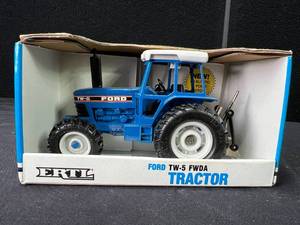 lot 410 image: Vintage 1988 Ertl 132 Scale Ford TW-5 FWDA Tractor w3 Point Hitch in the Box