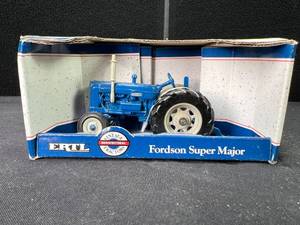 lot 406 image: Ertl 132nd Scale 1963 Fordson Super Major Tractor