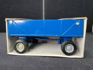 lot 407 image: ERTL 132 Scale DieCast Implements no.1977-241H WAGON (Boxed) Used