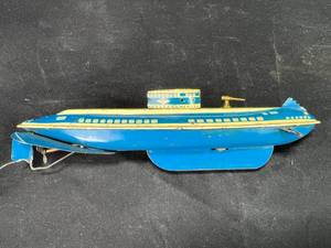 lot 63 image: Vintage 1930s Wolverine Wind Up Tin Litho Submarine Toy Made in Pittsburgh PA