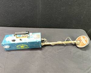 lot 604 image: Vintage Whites Goldmaster Triplet Metal Dectector