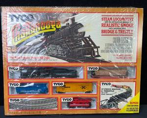 lot 324 image: 1987 Tyco Chattanooga 2-8-0 Steam Engine and Tender With Smoke NOS