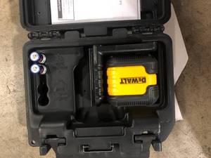 DEWALT 55 ft. Green Self-Leveling Cross Line Laser Level with (2) AA Batteries & Case Customer Returns See Pictures