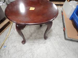 End Table coffee table - good condition 26 x 22 x 22 tall