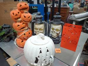 Halloween Dcor 5 items skulls are batter - orange and white pumpkin are outlet