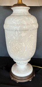 lot 22 image: Lovely Porcelain Table Lamp