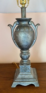 lot 29 image: Lovely Table Lamp