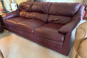 lot 6 image: Lovely Leathercraft Sofa