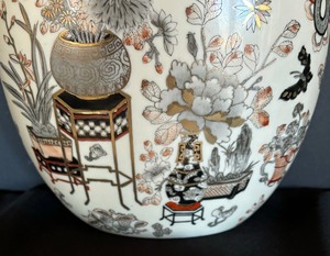 lot 50 image: Amazing Asia Style Vase
