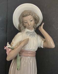 lot 19C image: NAO Girl with Flower Figurine