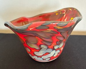lot 61 image: Sensational Art Glass Dish
