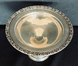 lot 65 image: Vintage Newport Sterling Silver Weighted Compote Pedestal Dish