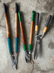 lot 109 image: Grouping of Gardening Gadgets