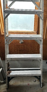 lot 112 image: Husky 8 Foot Metal Ladder
