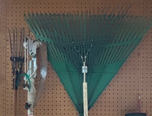 lot 114 image: Long Handled Tool Lot