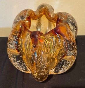 lot 74 image: Dazzling Hand Blown Glass Vase