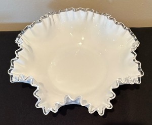lot 86 image: Vintage Fenton Silvercrest Milk Glass Ruffled Bowl