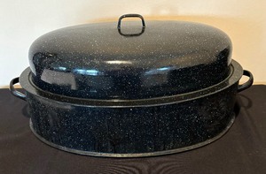 lot 150 image: Roaster and Pot with Strainer and Lid