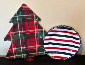 lot 154 image: Festive Plastic Serving Pieces