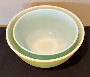 lot 155 image: Two Vintage Pyrex Nesting Bowls