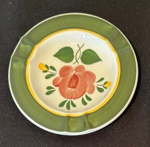 lot 161 image: Pretty Pottery