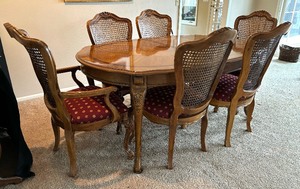 lot 1 image: Gorgeous Dining Table with 6 Chairs from Gabberts
