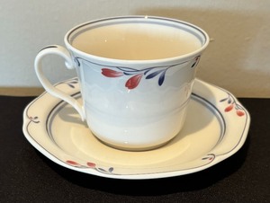lot 163 image: Noritake Copper Bud Tea Cups with Saucers