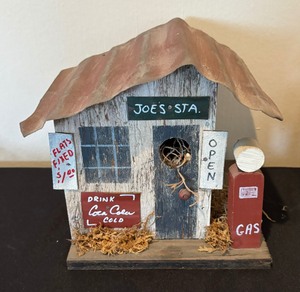 lot 174 image: Variety of Decorative Birdhouses