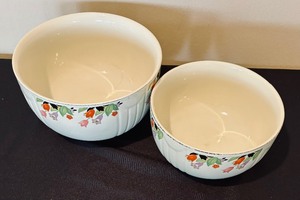 lot 14 image: Vintage Halls Superior Quality Kitchenware Nesting Bowls