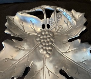 lot 186 image: Lovely Decorative Leaf Shaped Dish