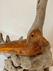 lot 118 image: Beautiful Wood Carved Bird on Driftwood