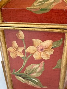 lot 119 image: Pretty Octagonal Velvet Lined Lidded Trinket Box