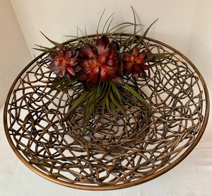 lot 121 image: Pretty Wicker Tabletop Basket With Floral Accent