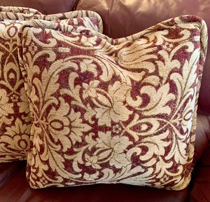 lot 126 image: Fantastic Classic Heavy Duty Throw Pillows