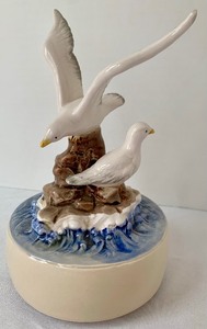 lot 141 image: Delicate Seagulls Music Box Misty