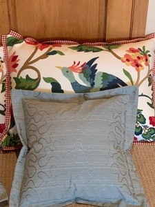 lot 200 image: Awesome Quality Made Accent Pillows and Small Rug