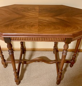 lot 207 image: Pretty Lightweight Vintage Wood Accent Table