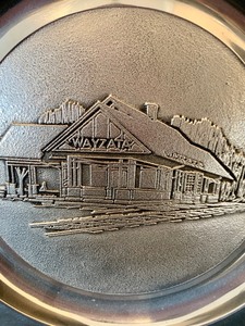lot 208 image: Decorative Ceramic White Basket and Metal Wayzata Decorative Plate