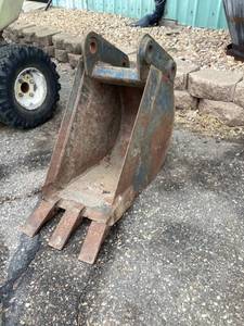 lot 130 image: Mini Extractor Bucket with Teeth