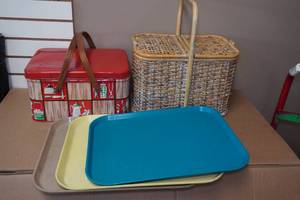 lot 252 image: 2 Picnic Baskets with 3 Food Trays